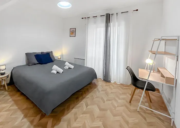Maison Lumineuse Avec Verriere & Grand Ecran